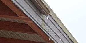 Leaking eavestrough, a common eavestrough problem